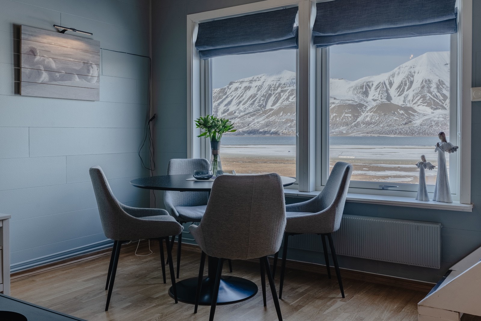 Fra spiseplassen nyter du flott utsikt over næromådet, Adventdalen og mot Hiorthamn Galleribilde