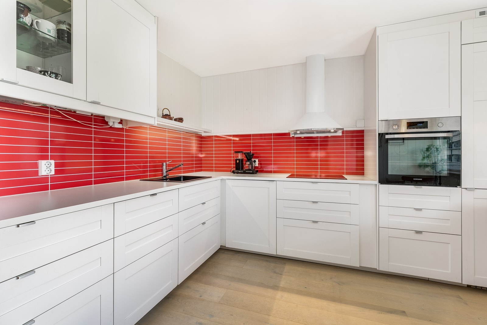Kjøkkenet ble i 2018 oppgradert med både nye overflater og ny innredning fra IKEA som i dag er velholdt. Alle hvitevarer er integrert og medfølger. Galleribilde