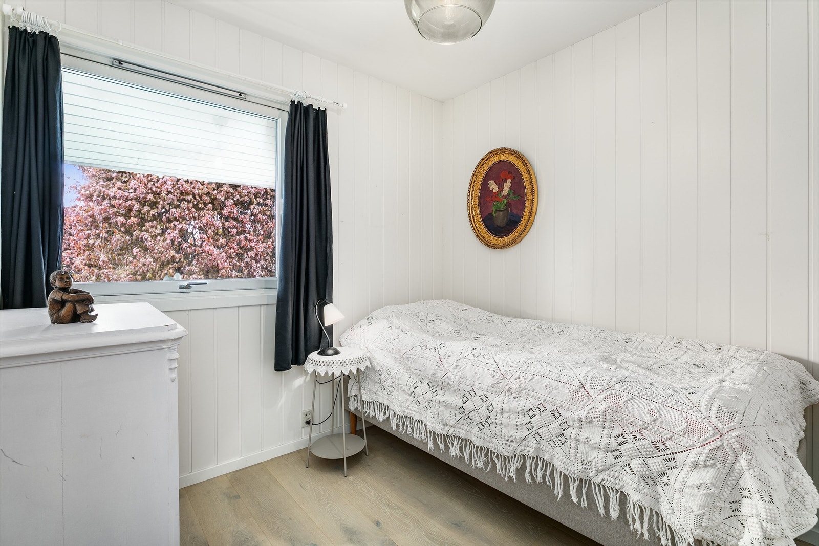Med ca. 7,5 kvm. gulvflate er soverommet ved entreen velfungerende som barne-/gjesterom. Galleribilde