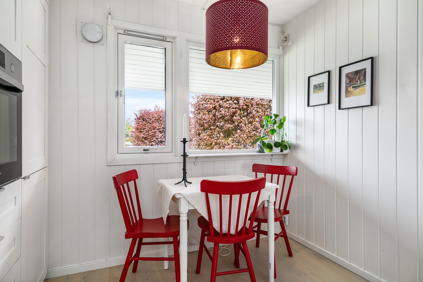 På kjøkkenet har også et mindre spisebord sin naturlige plass. Denne siden vender mot morgen- og formiddagssolen. Galleribilde