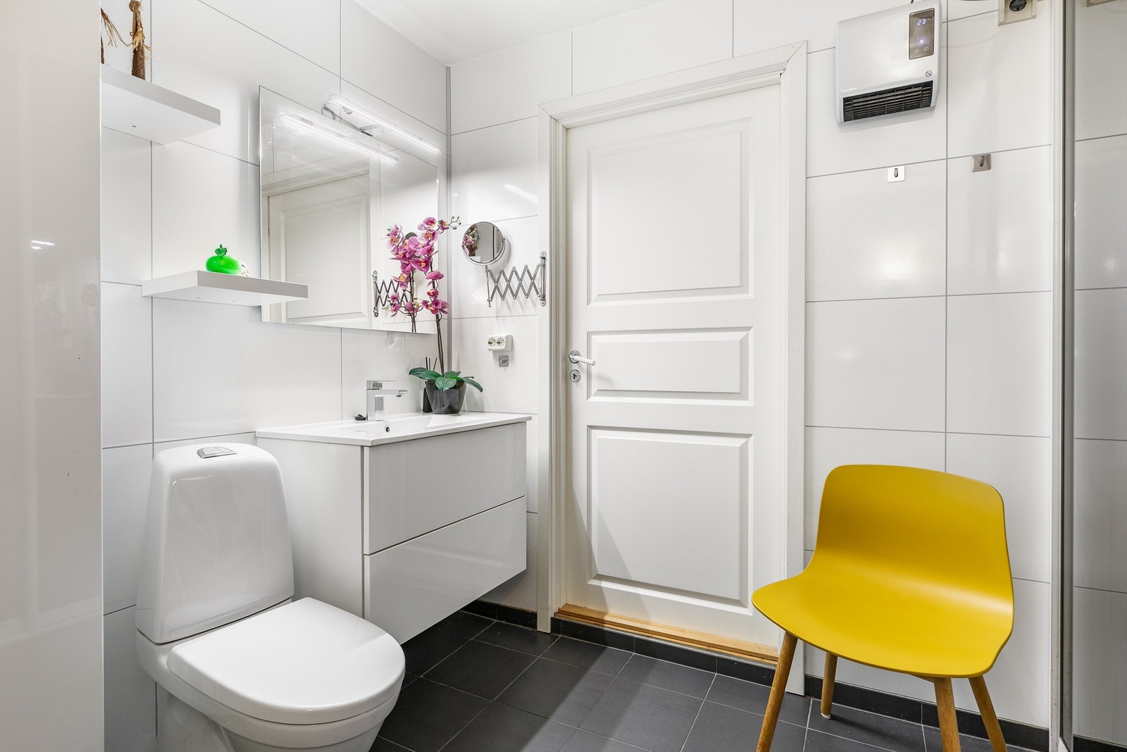 Badet ble i 2018 pusset opp med blant annet nye overflater. Gulvet er utført med fliser, veggene med våtromsplater. Varmekabler er defekt. Galleribilde