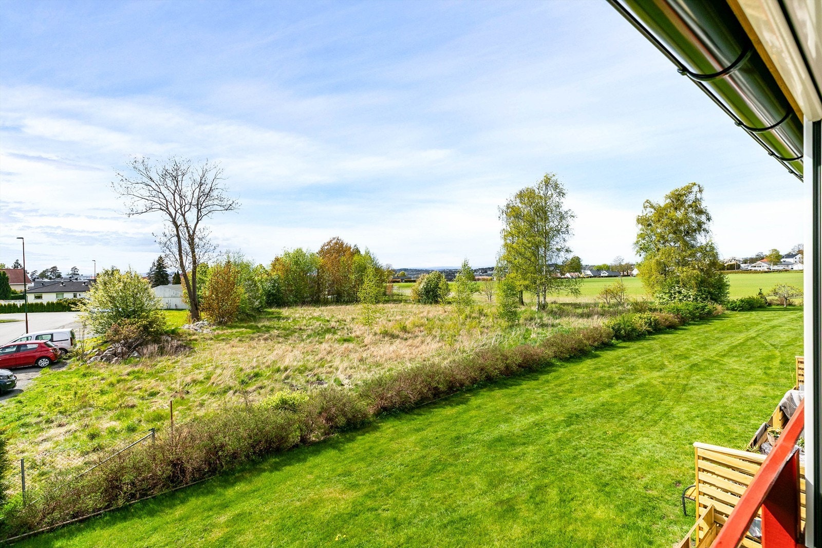 I vest er det ingen nærstående bebyggelse, kun åpent landskap som er et pent skue fra både verandaen og stuen. Galleribilde