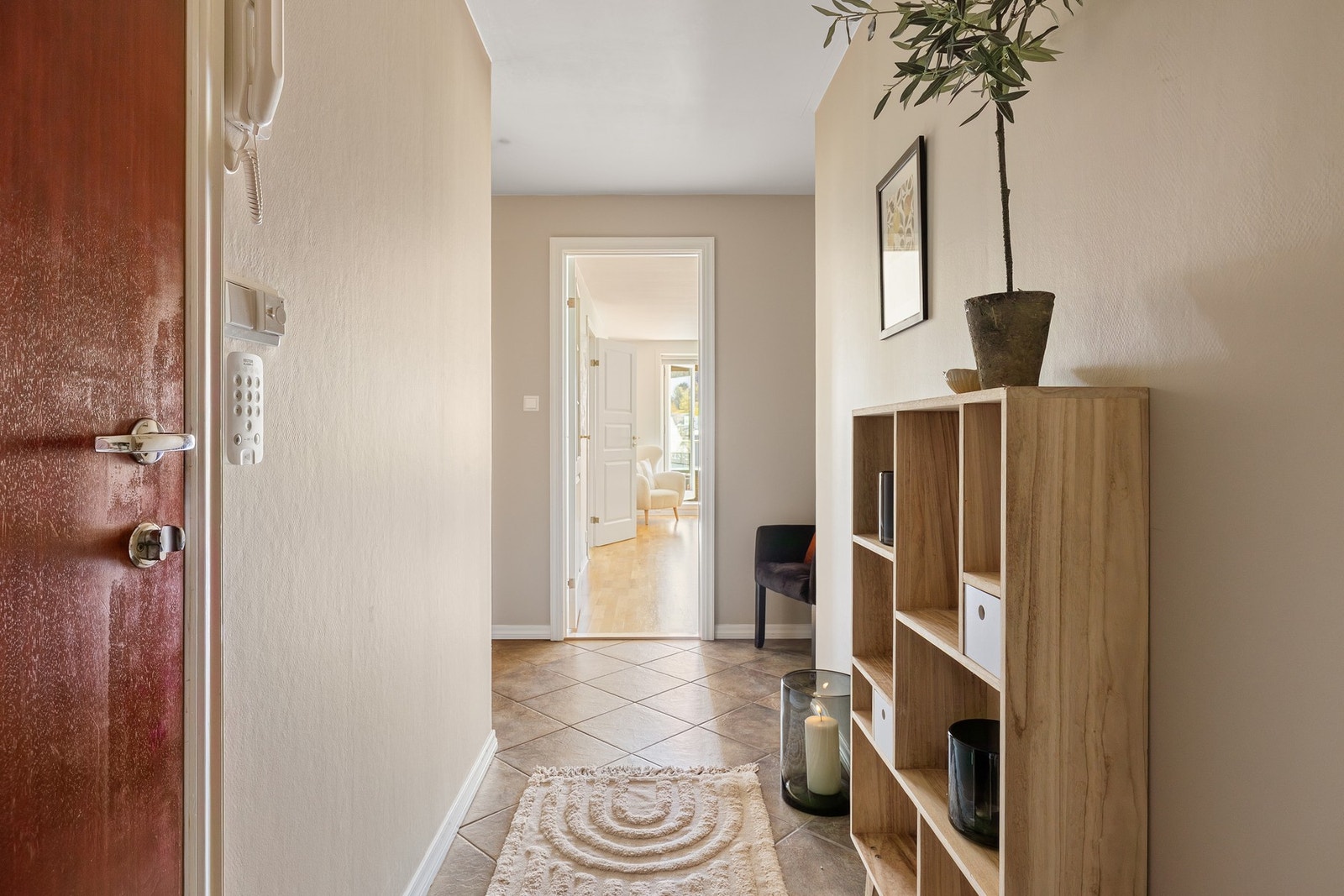 Både i garderoben og ellers i entréen er det god plass til diverse oppbevaringsløsninger til yttertøy og og sko. Galleribilde