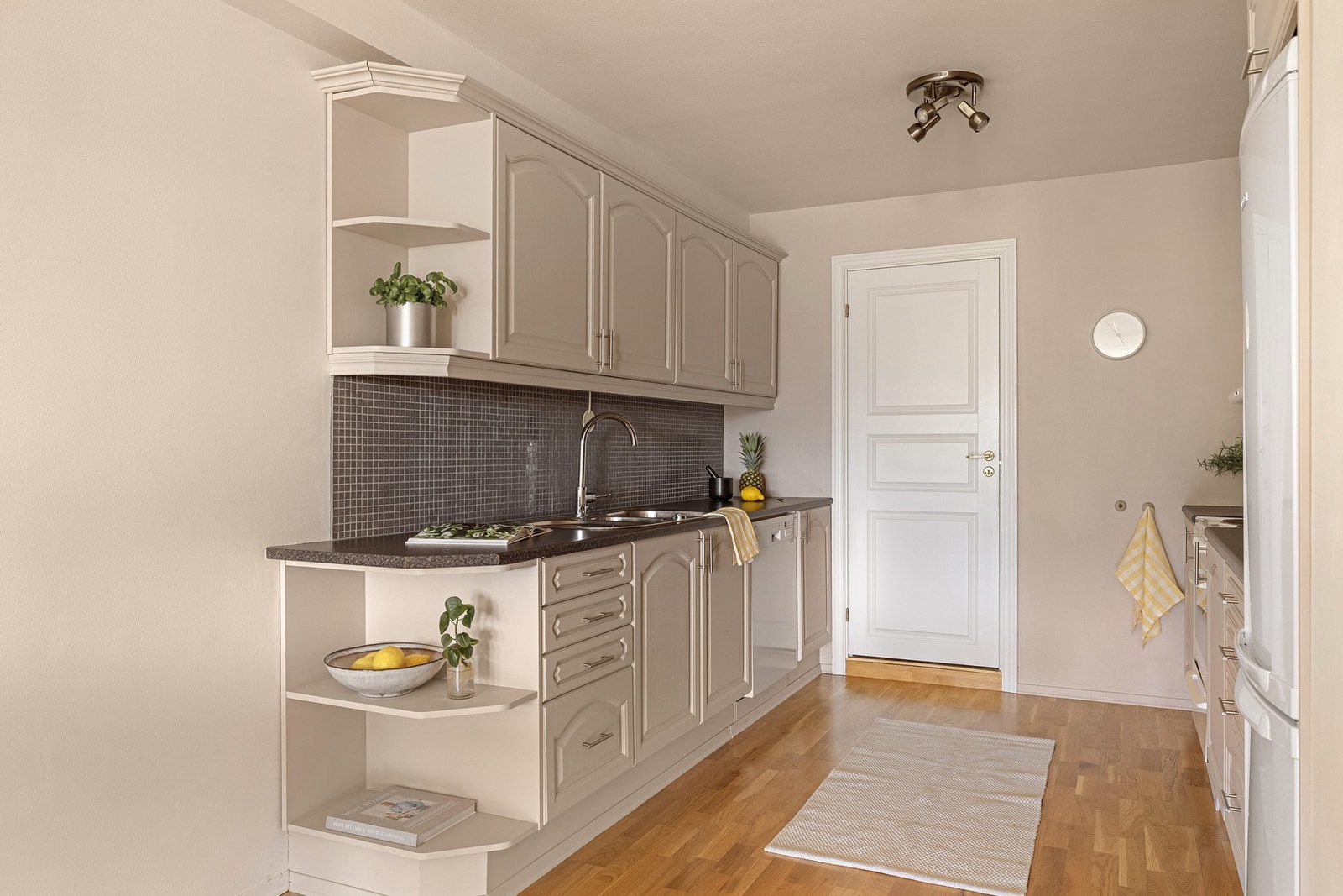 Kjøkkenet har en innredning som består av profilerte fronter og benkeplate av laminat. Galleribilde