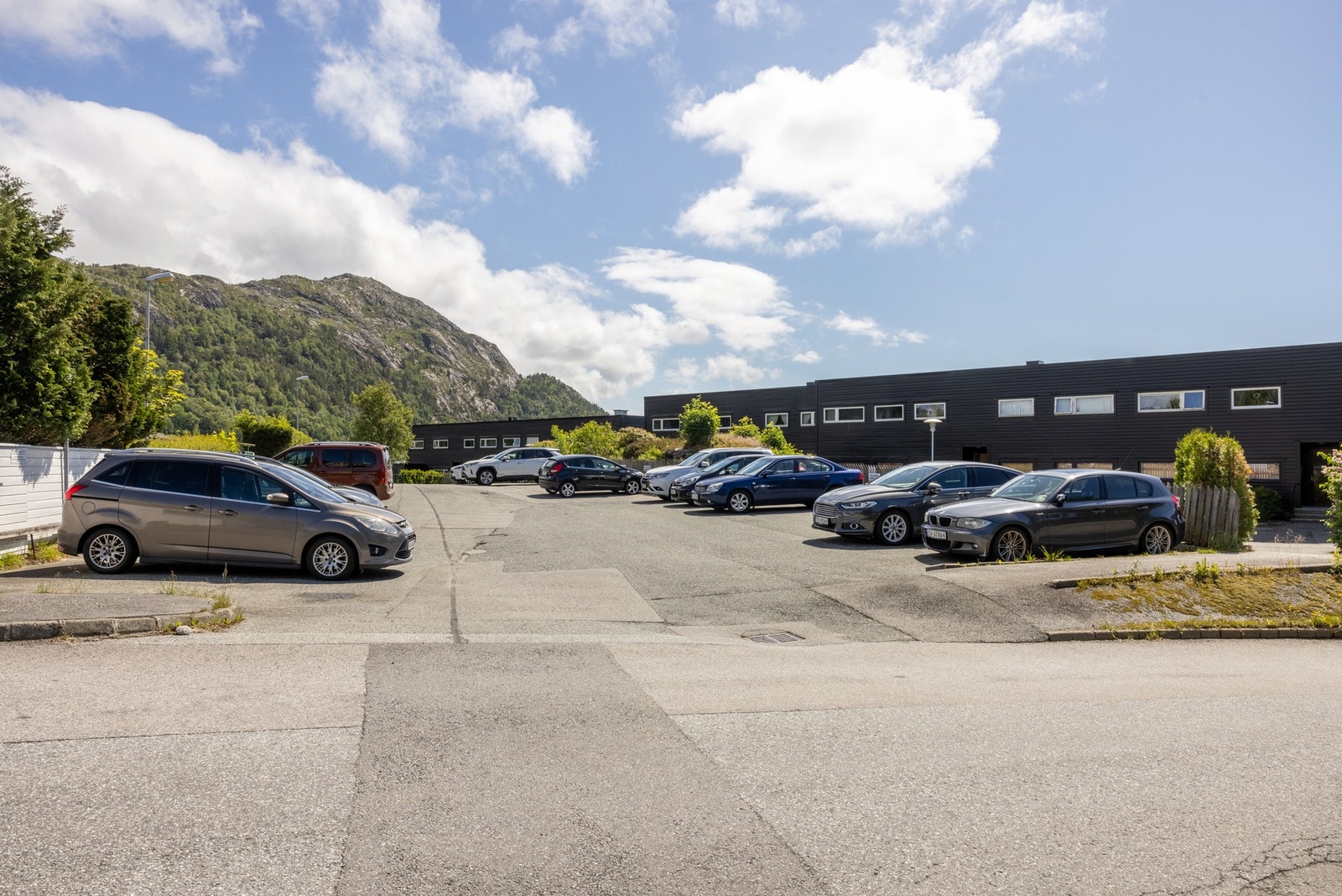 Sameiet har også gjesteparkeringsplasser til besøkende. Galleribilde