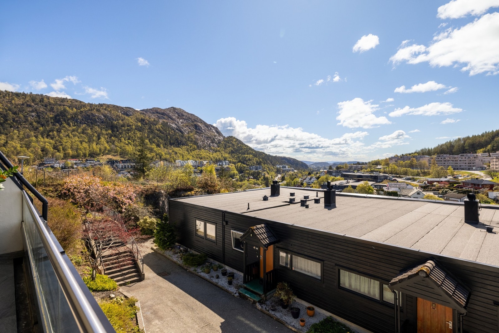 Her har man en flott utsikt som strekker seg fra Lyderhorn til Brønndalen. Galleribilde