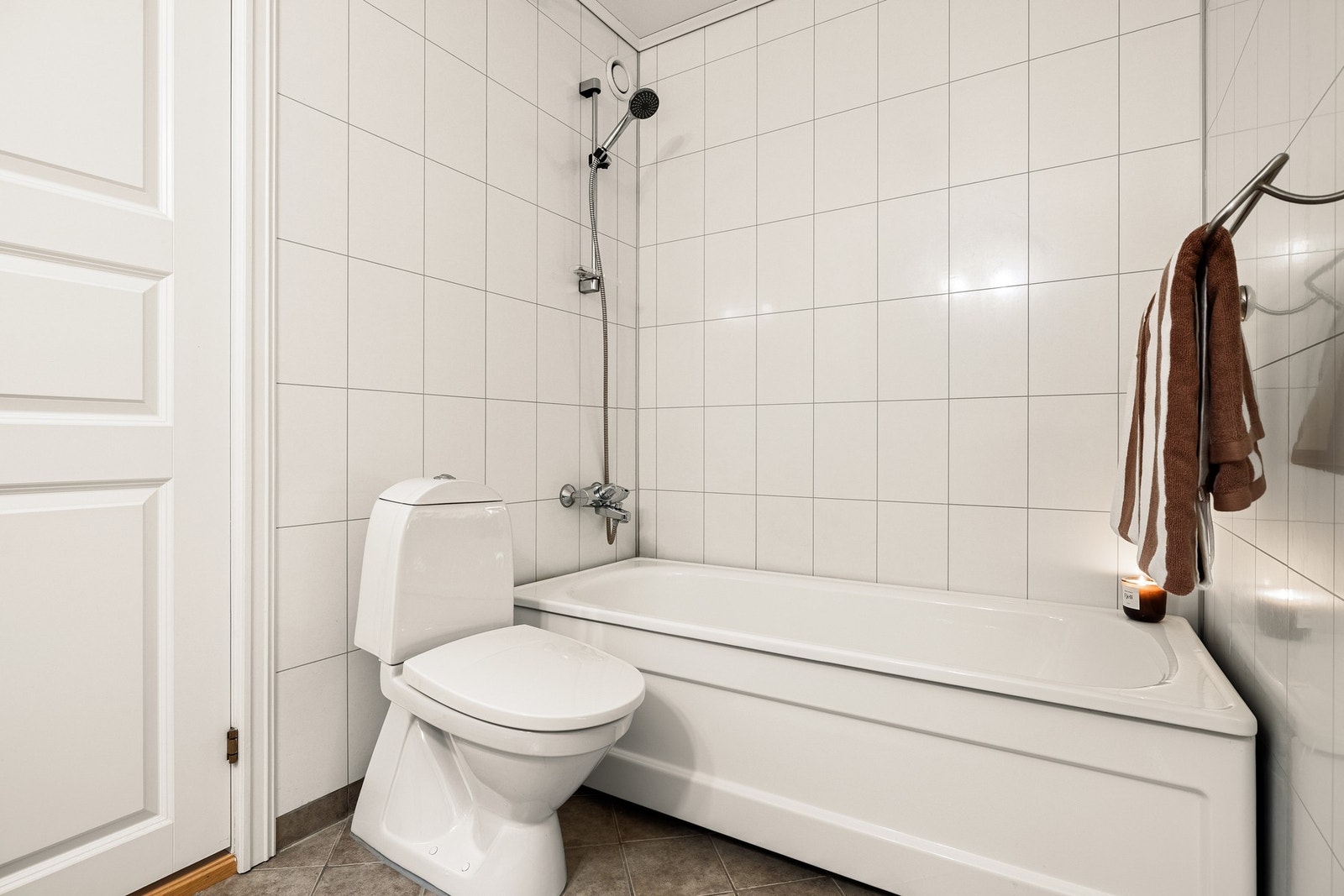 Det er også adkomst til badet fra entréen/gangen. Galleribilde