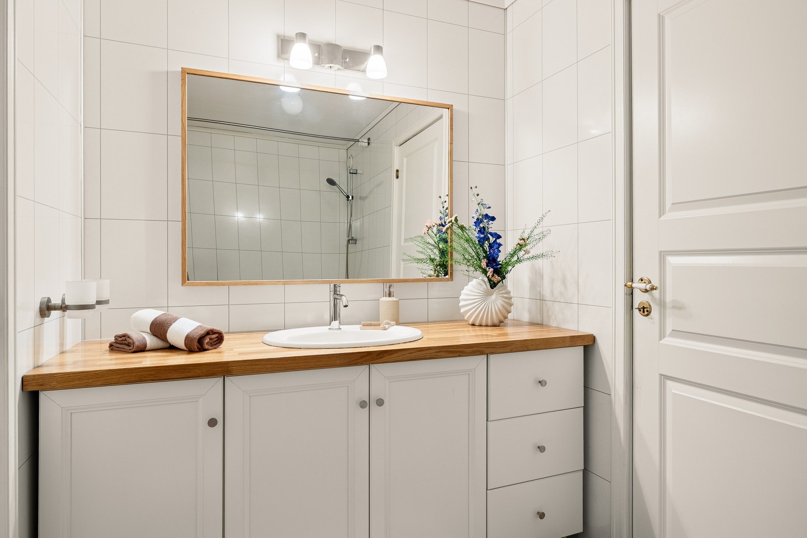 Badet måles til 4,6 kvm. og er fliselagt på gulv med underliggende varmekabler, og har baderomsplater på vegg. Galleribilde