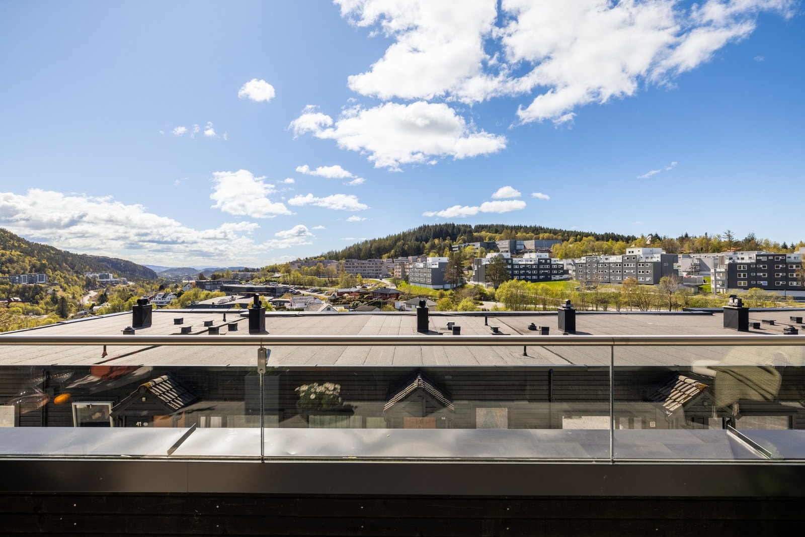 Dette er en flott 2-roms leilighet med en sørvendt balkong med utsikt og gode solforhold fra tidlig på dagen til kveldstid! Galleribilde