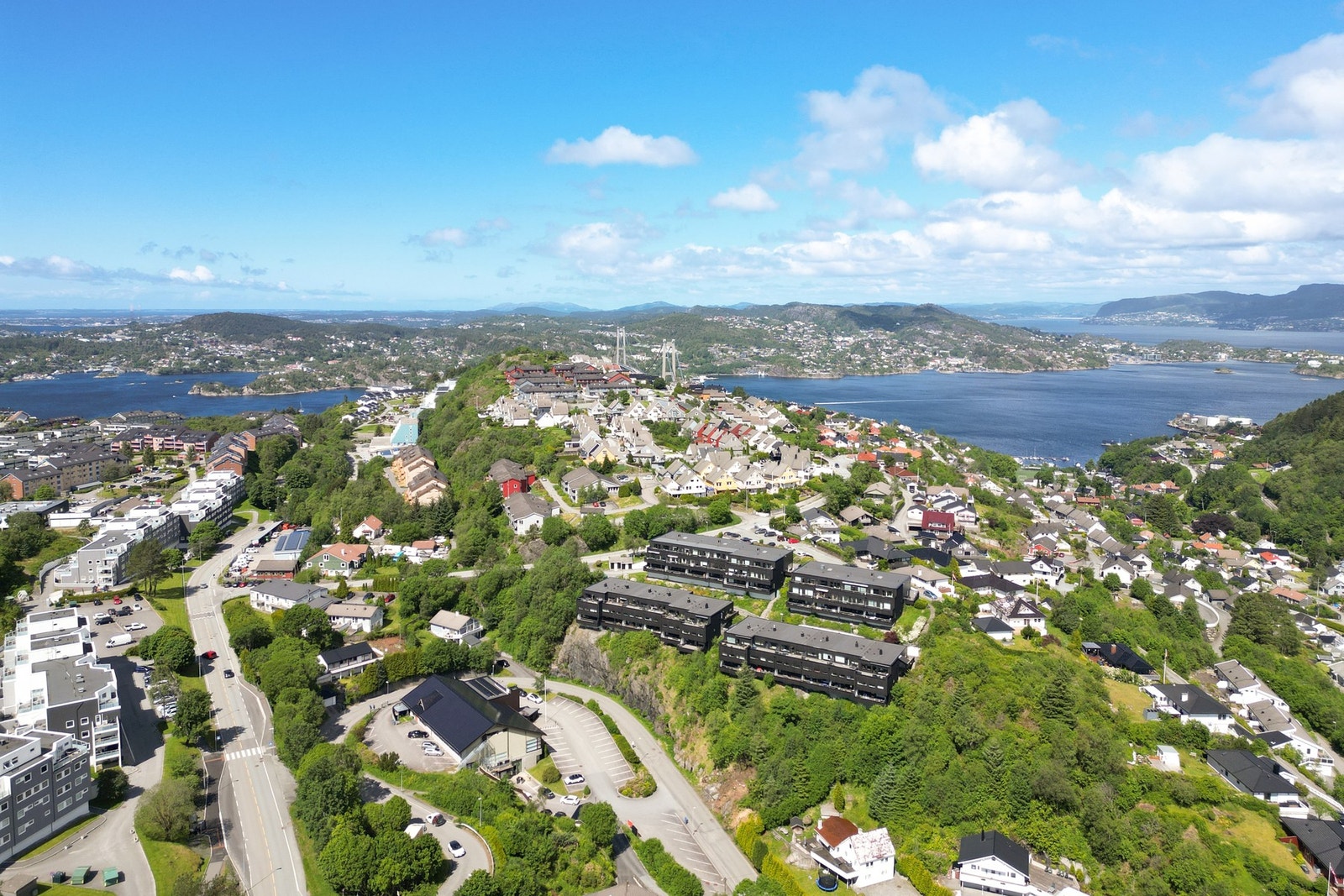 Det er blant annet kort gangavstand til bussholdeplass, dagligvare, skole og barnehage. Galleribilde
