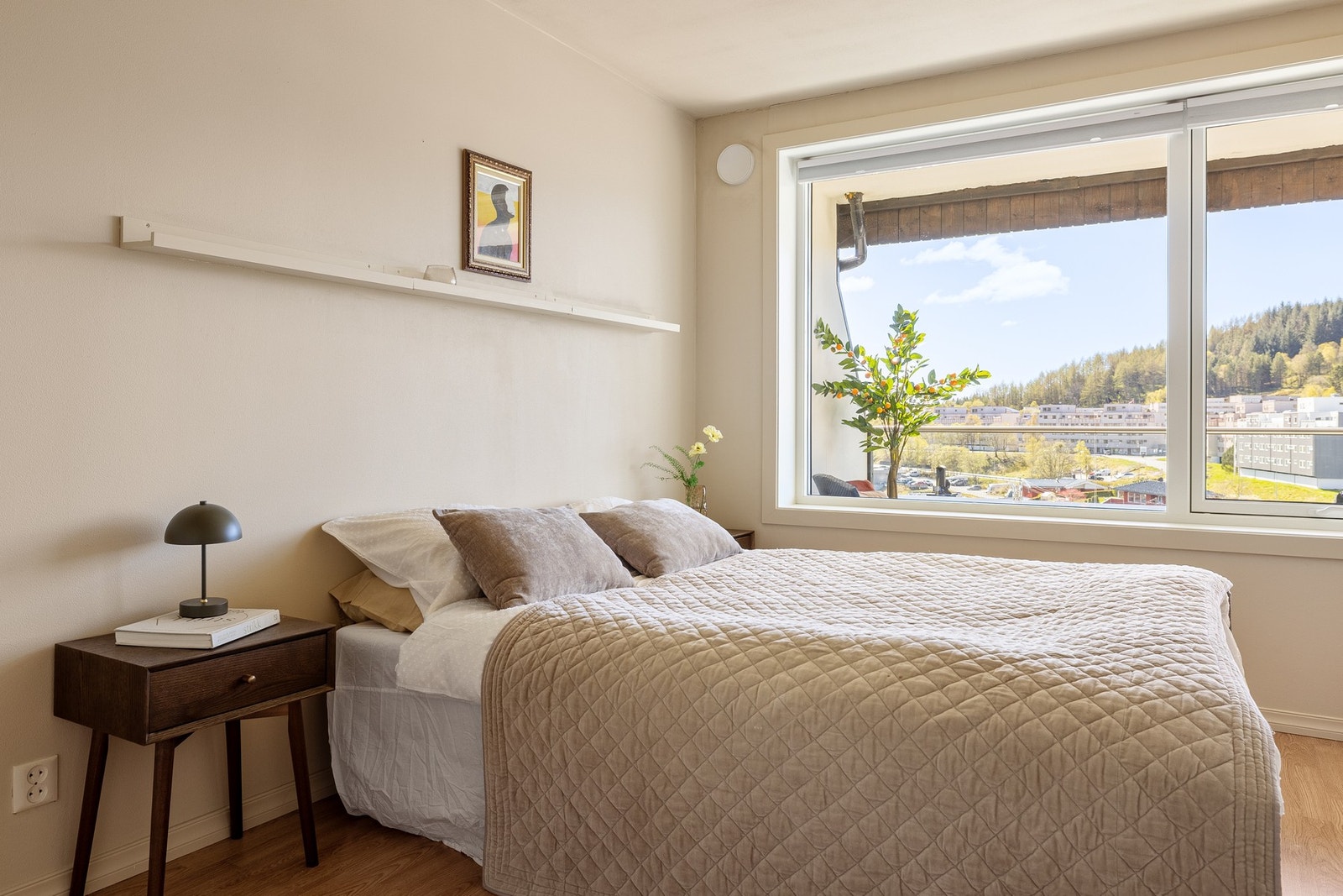 Her er det god plass til en stor seng med nattbord på hver side, samt oppbevaringsplass i en praktisk garderobe. Galleribilde