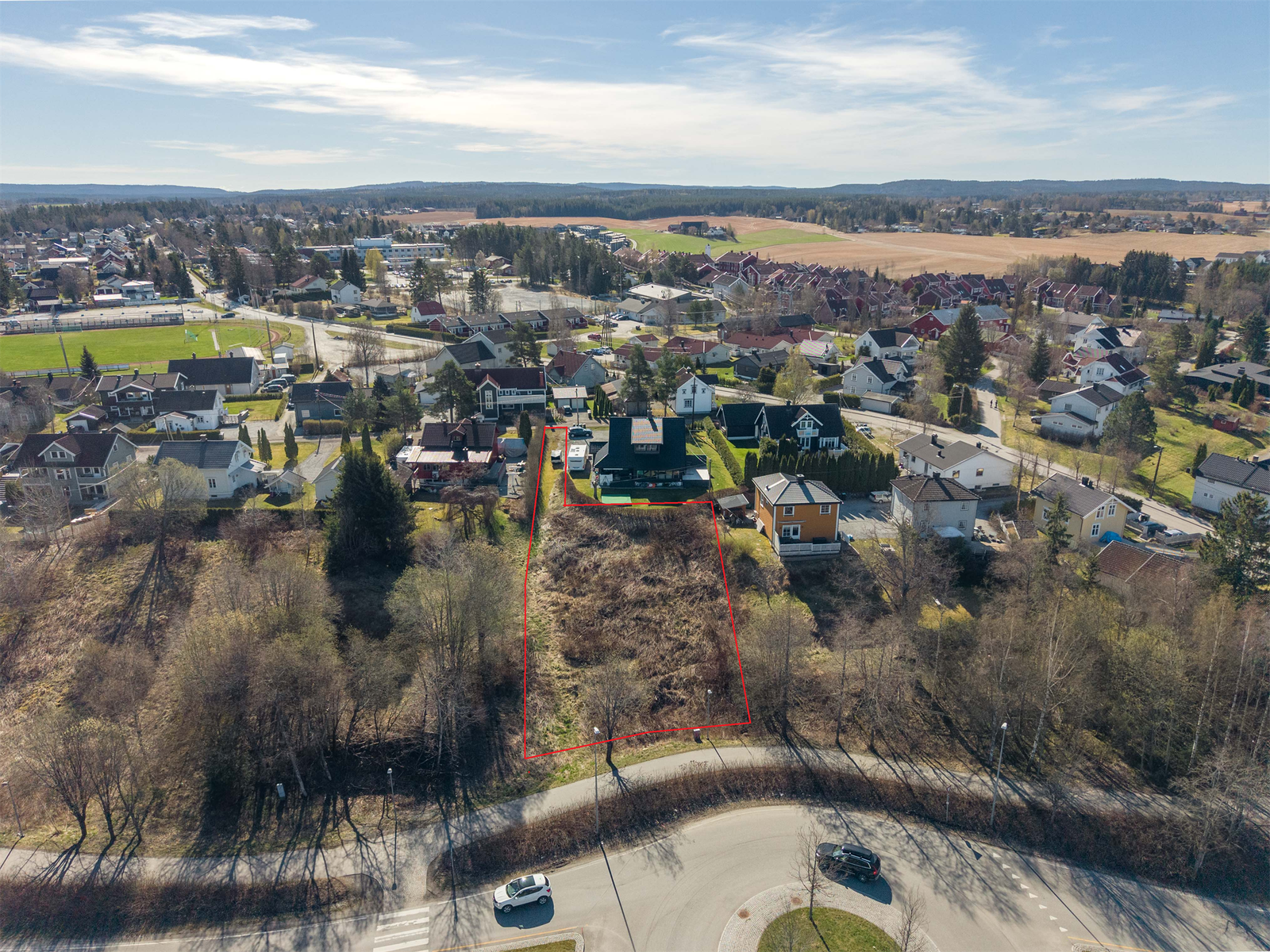 Tomten har godkjent veirett fra Nes kommune, og planer for tilkobling av vann og avløp er utarbeidet. Tomten er skissert inn på bildet for å illustrere omtrentlige grenser og utstrekning. Skissen er kun veiledende og kan ikke brukes som nøyaktig mål. Galleribilde