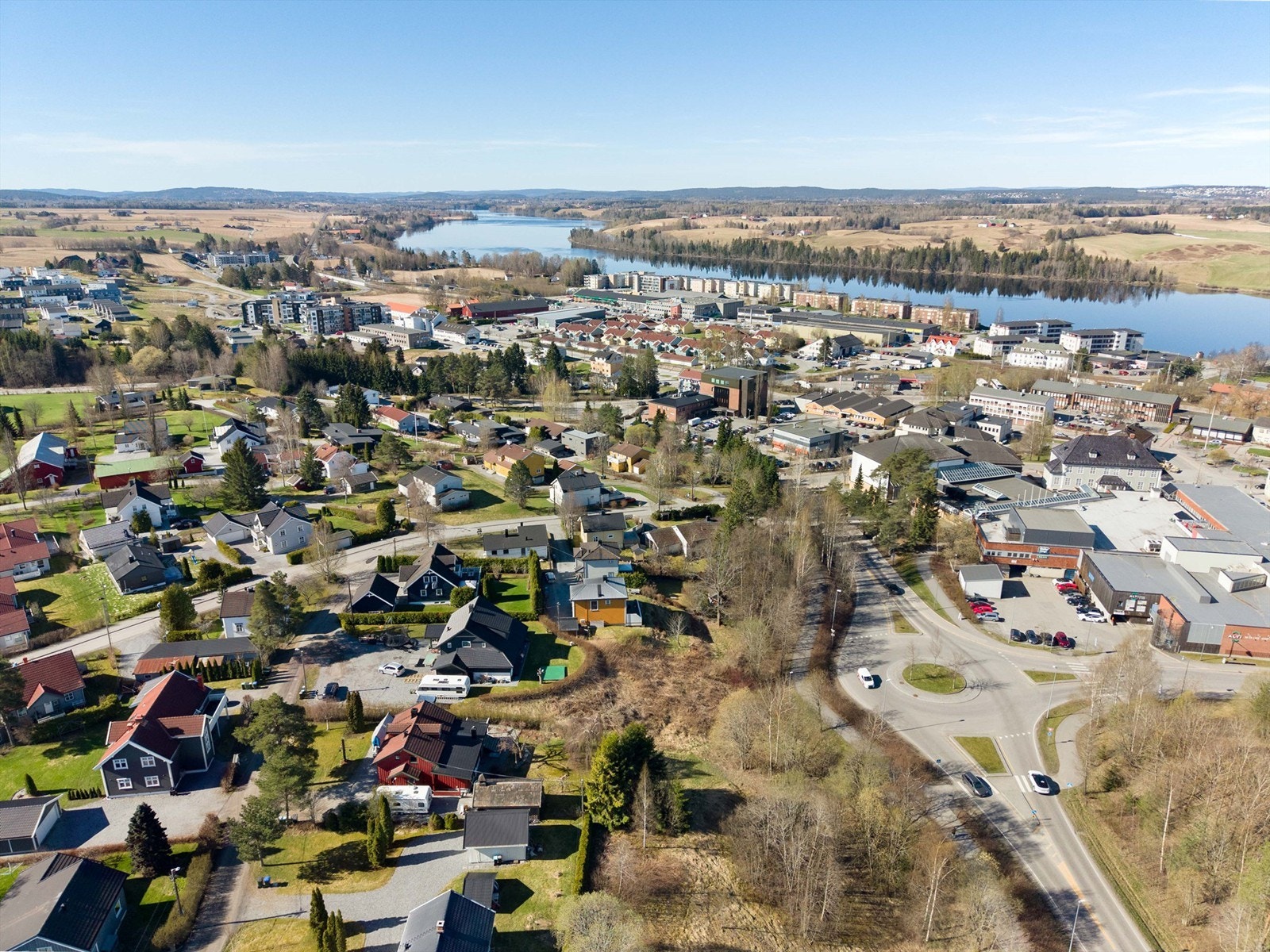 Eiendommen ligger i et etablert og familievennlig boligområde med nærhet til både skoler og barnehager. Galleribilde