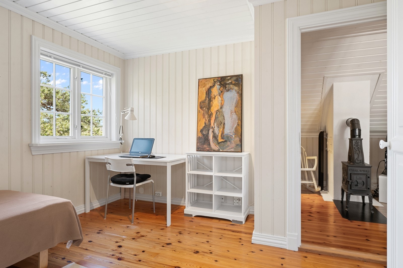 Et av soverommene i andre etasje, med en praktisk krok for en arbeidsplass. Galleribilde