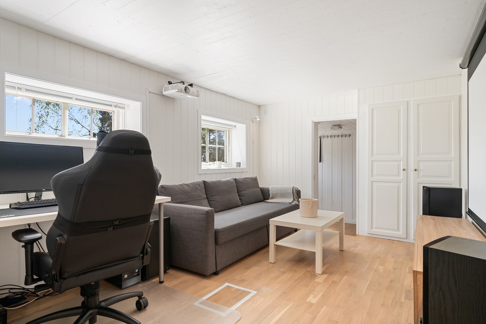 Rommet har laminatgulv og panel på veggene. Rommet har flere innredningsmuligheter. I tillegg er det integrerte garderobeskap her. Galleribilde