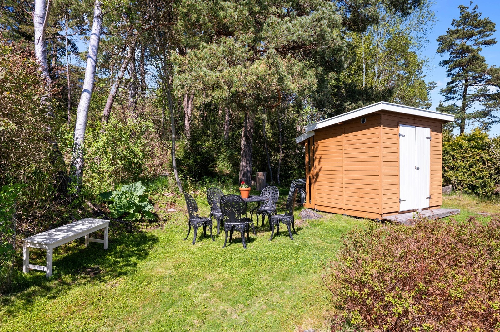 Eiendommen har også en utvendig bod i enkel trekonstruksjon for ekstra lagring. Denne står utenfor noe utenfor tomtegrensen. Kjøper overtar ansvar og risiko tilknyttet dette. Galleribilde
