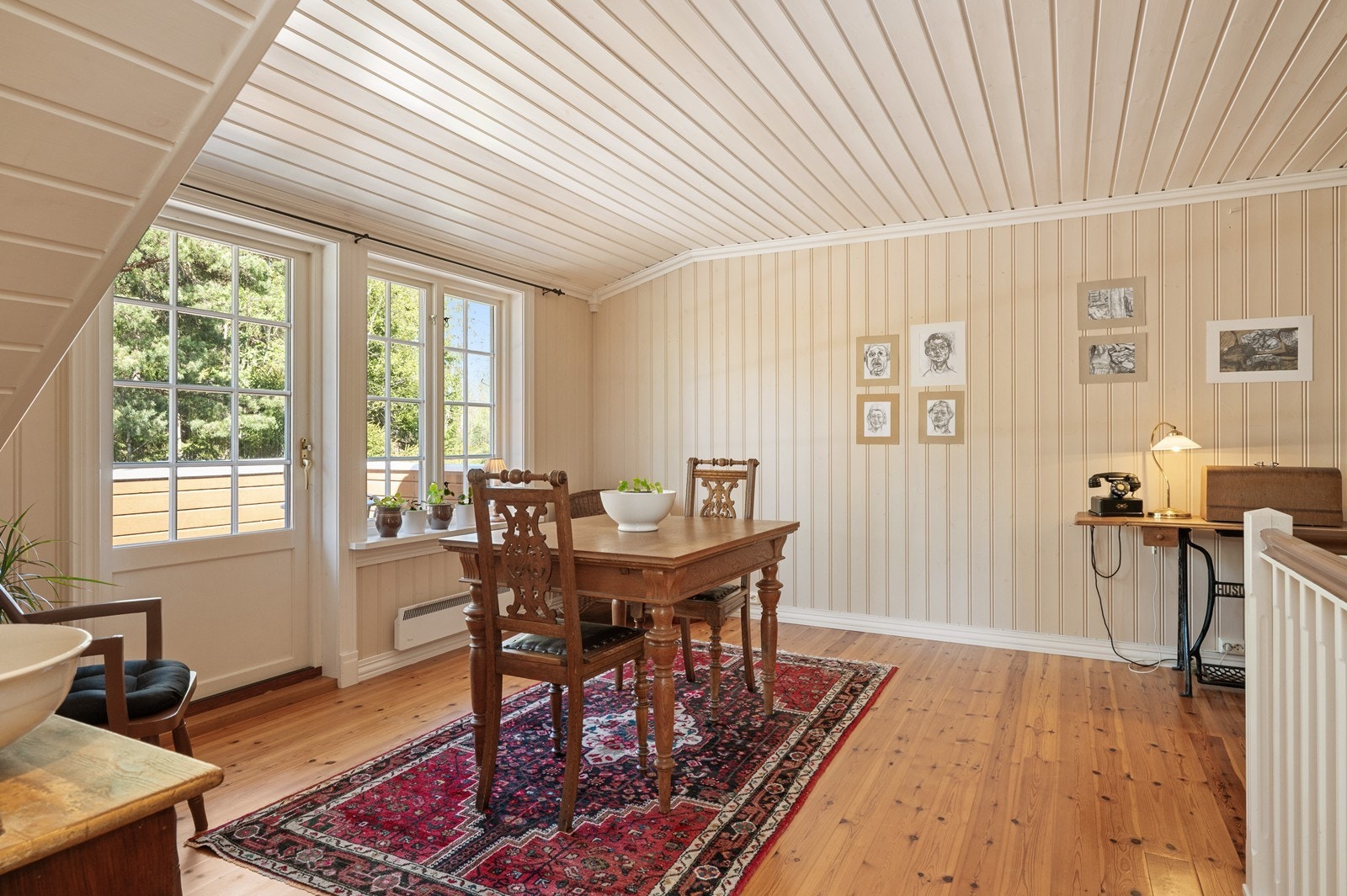 Fra loftstuen er det utgang til en veranda på 8 m², som vender ut i rolige omgivelser. Galleribilde