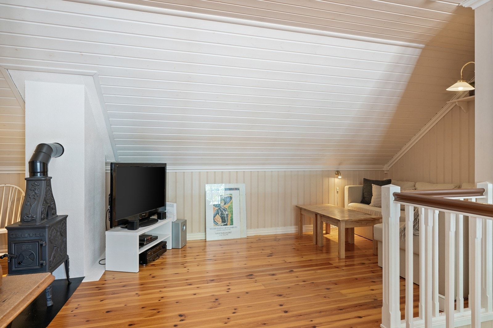 Også i loftstuen er det en vedovn som gir ekstra varme og hygge. Galleribilde