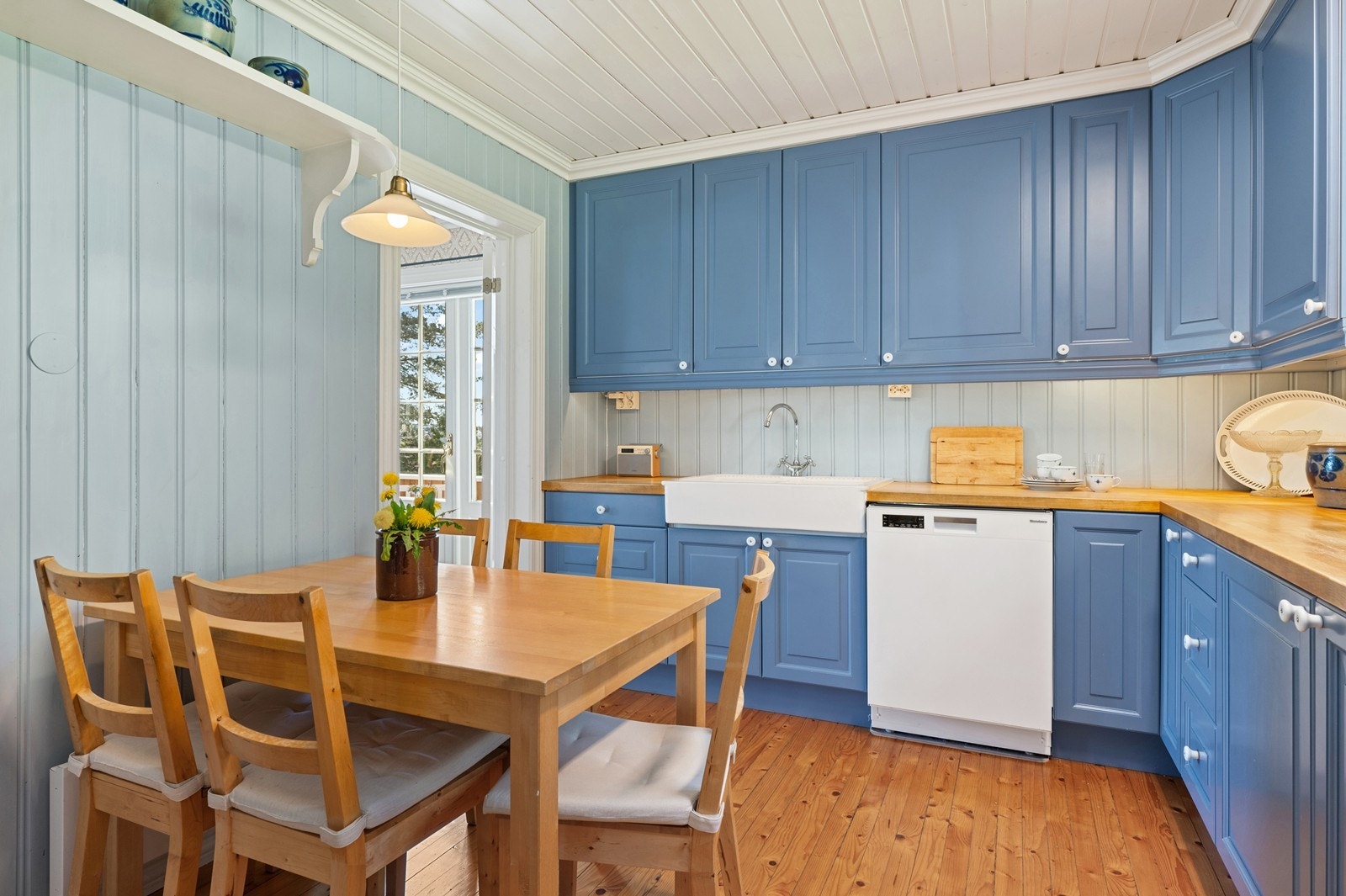 Kjøkkenet ligger separat med atkomst både fra hallen og spisestuen. Her er det også plass til en egen spisegruppe. Kjøkkeninnredningen er av eldre dato, med profilerte fronter og en solid benkeplate i heltre. Galleribilde