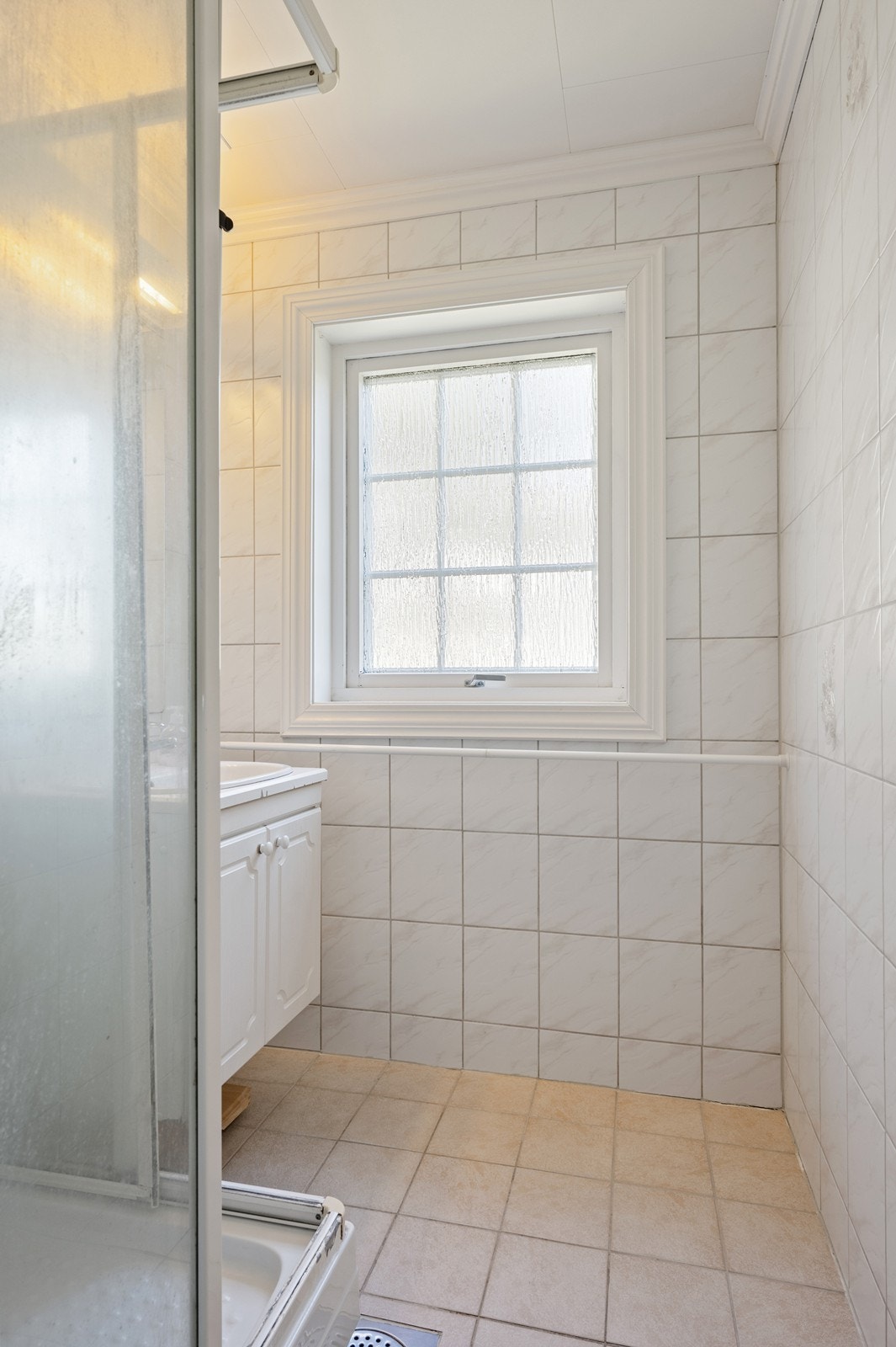 Badet i første etasje er av eldre dato. Gulv og vegger er flislagt, og det er elektriske varmekabler i gulvet. Rommet er innredet med servantskap med nedfelt servant og dusjkabinett. Rommet har behov for oppgraderinger i forhold til dagens krav. Galleribilde