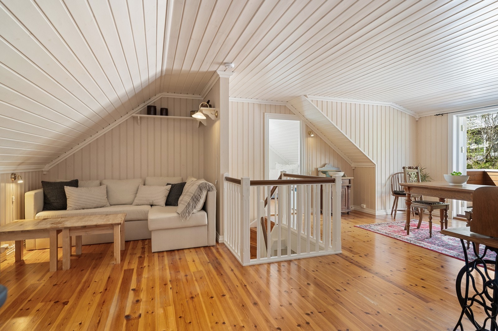 Loftstuen er et lunt og fleksibelt rom med plass til sofagruppe og tv-møblement, i tillegg er det plass til lagringsmøbler og en egen spisegruppe her. Galleribilde