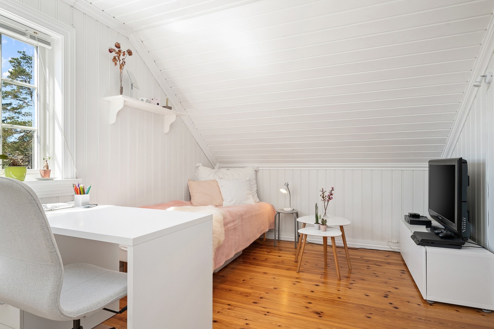 Skråtaket gir rommet en hyggelig atmosfære og særpreg. Også her er det plass til seng, og flere småmøbler. Galleribilde