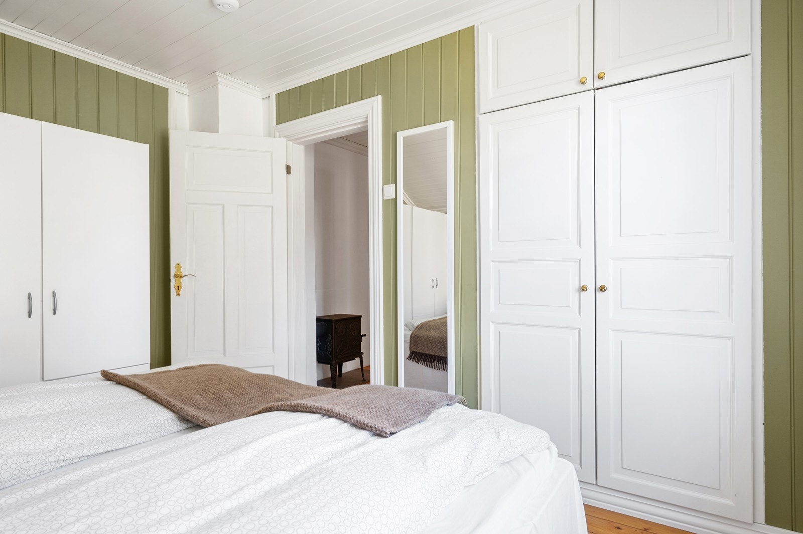 Dette soverommet har god plass til dobbeltseng har både et integrert og ett frittstående garderobeskap. Galleribilde