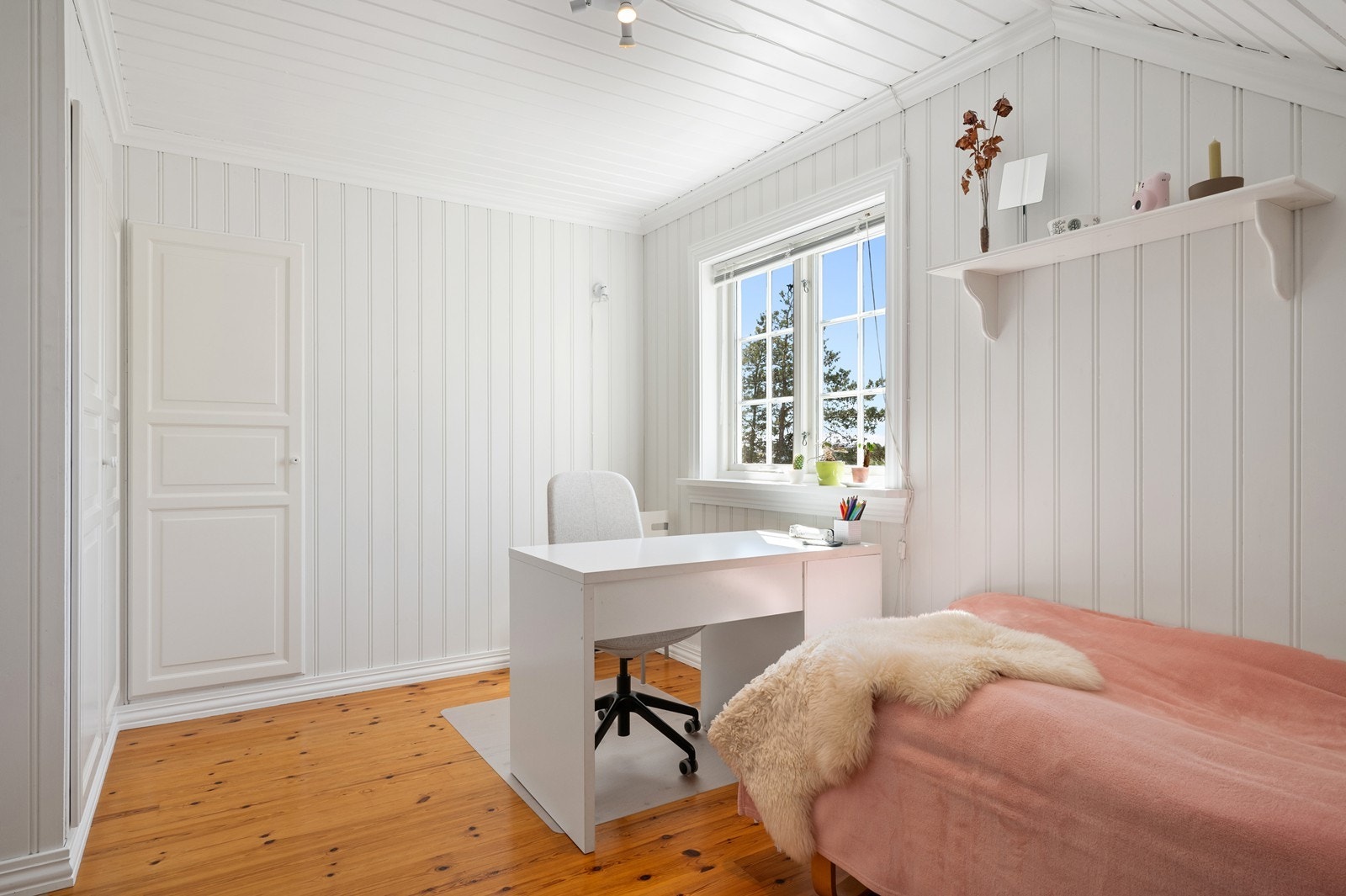 Det andre soverommet i etasjen, med lysmalt panel på vegger og i tak. Galleribilde