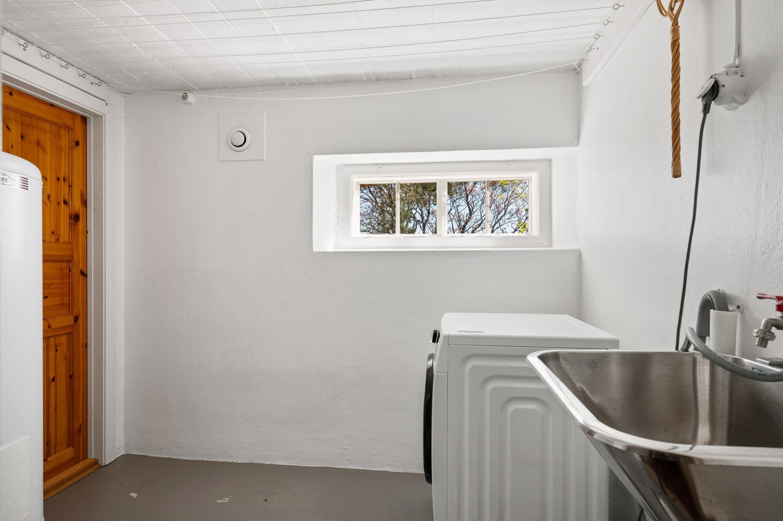 Kjelleren har et eget vaskerom og flere boder som gir rikelig med lagringsplass. Galleribilde