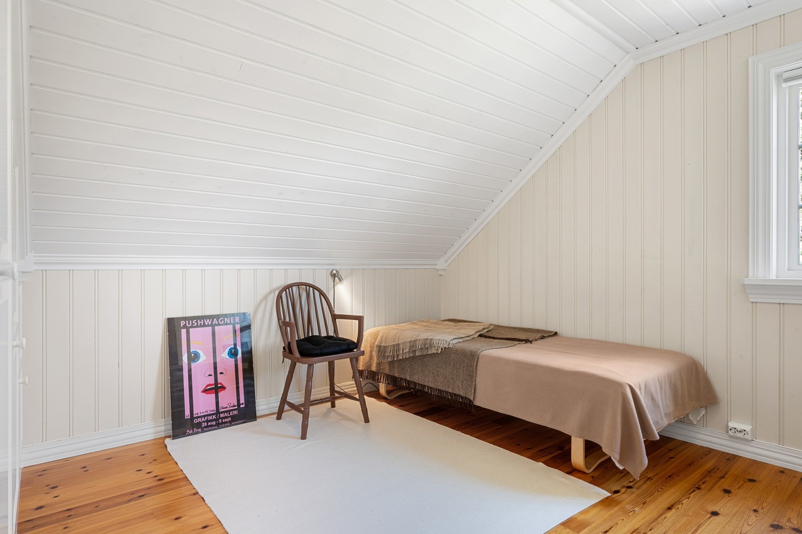 Rommet har god plass til seng og oppbevaring. Galleribilde