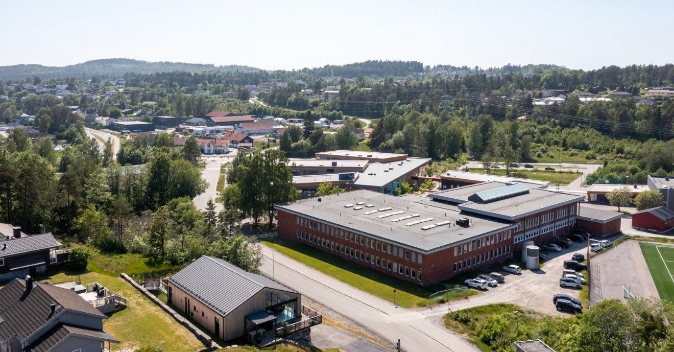 Nye Heistad barne- og ungdomsskole som nærmeste nabo. Galleribilde