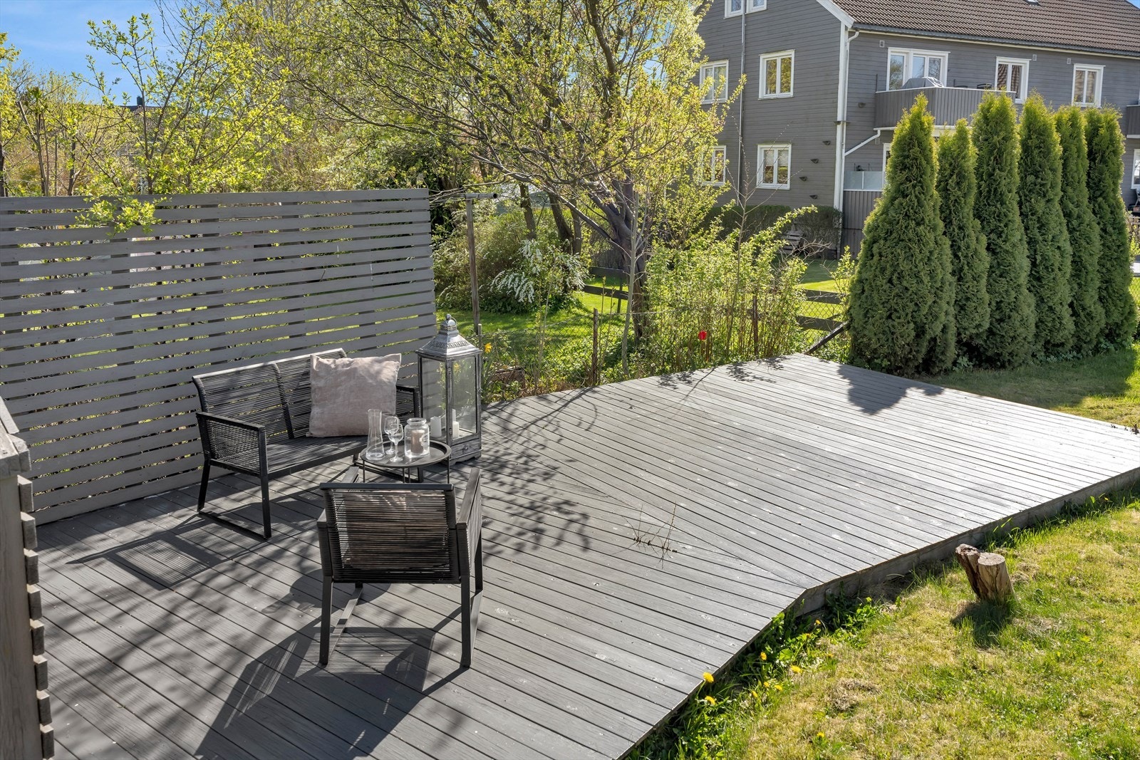 En herlig uteplass som utvider leilighetens bruksareal gjennom sommerhalvåret. Galleribilde