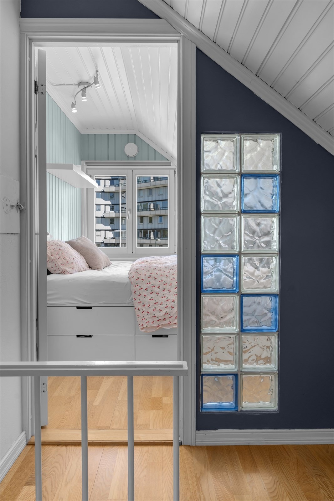 Fra den innredete loftstuen er det inngang til soverom nr. 2. Galleribilde