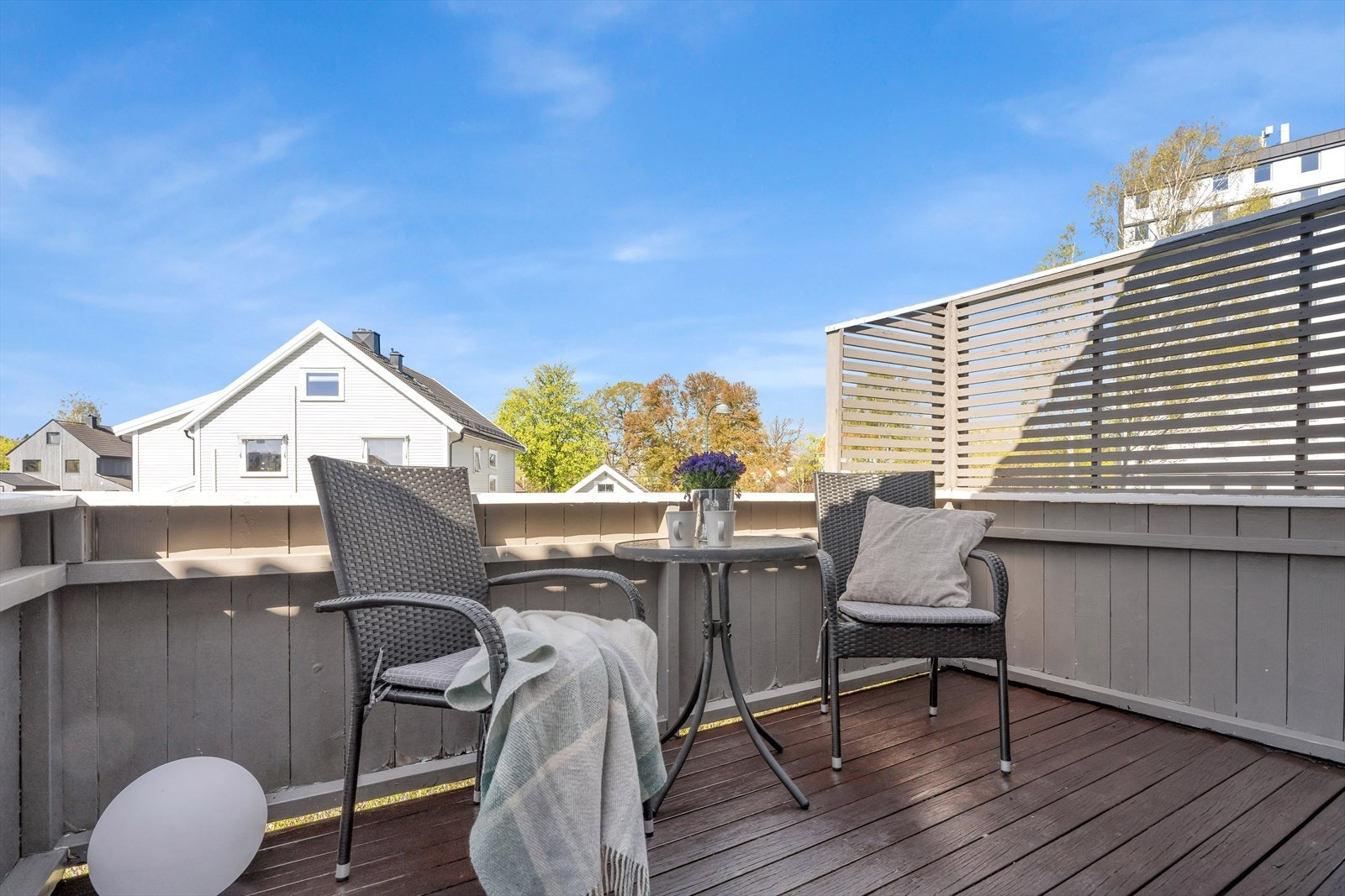 Uteplassen har dekke av terrassebord og rekkverk i tre. Galleribilde