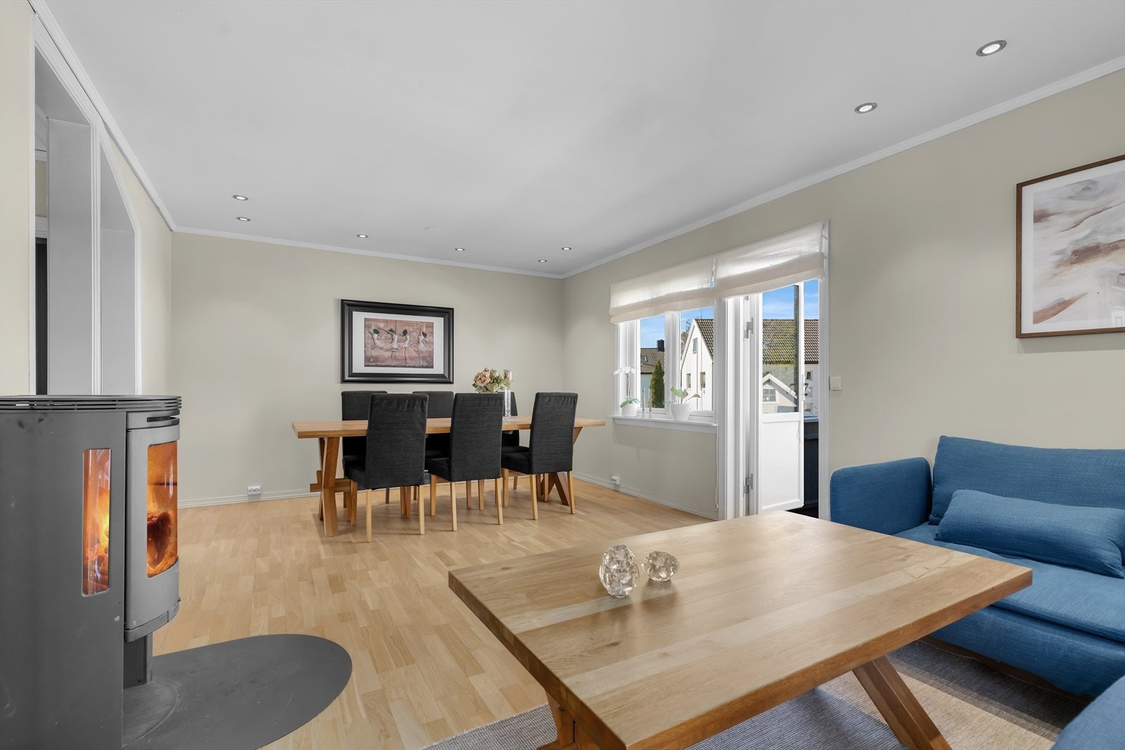 Stuen er romslig og har godt med plass til både en komfortabel sofagruppe og et spisebord, noe som gjør det enkelt å kombinere avslapning og sosiale sammenkomster Galleribilde