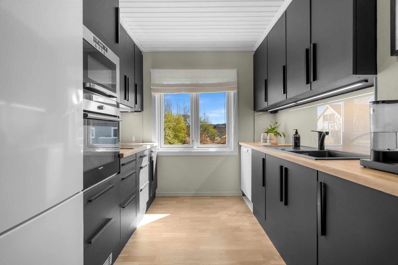 Det er godt med skapplass for oppbevaring, og kjøkkenet er utstyrt med en effektiv kjøkkenventilator med avtrekk ut, som sikrer et godt inneklima under matlagingen. Galleribilde