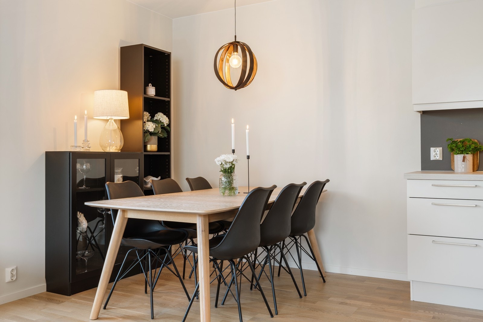 Det er god plass til spisebord i stuen ved kjøkkenet. Galleribilde