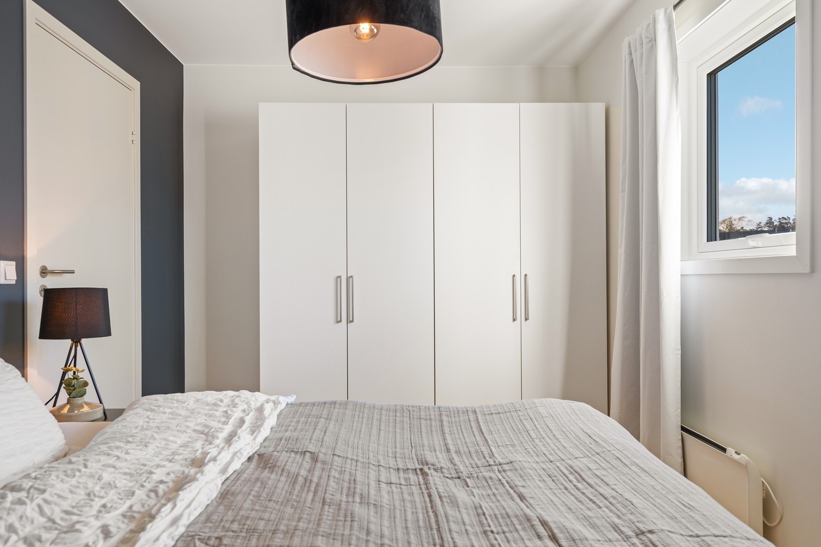 Garderobe på hovedsoverommet. Galleribilde