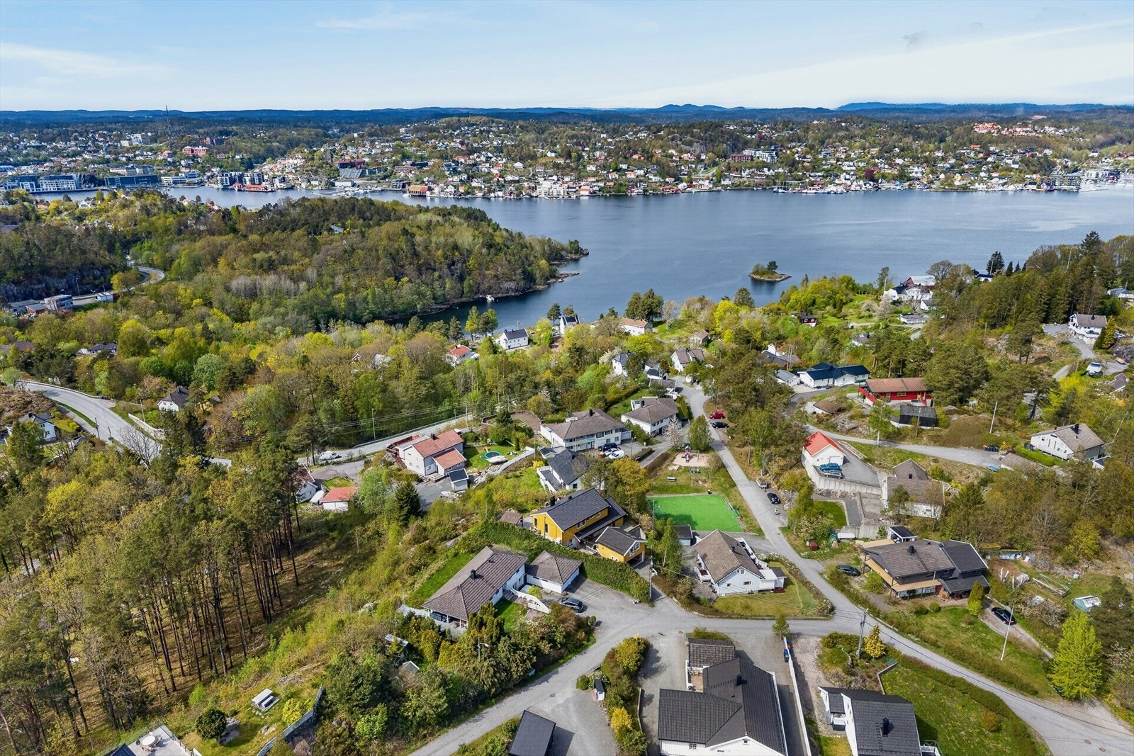 Det er kun 10 km til Arendal sentrum, og ferjeleiet på Skilsø er en kort sykkeltur unna. Galleribilde