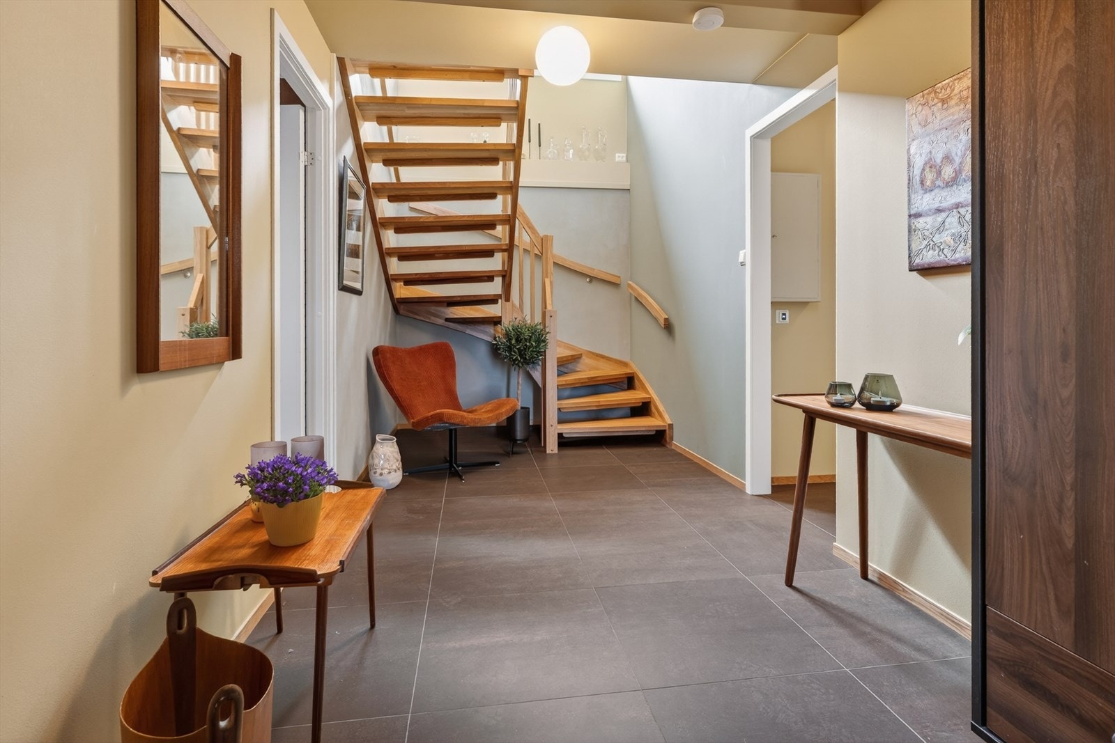 Den lakkerte eiketrappen, montert i 2021, binder etasjene sammen. Galleribilde