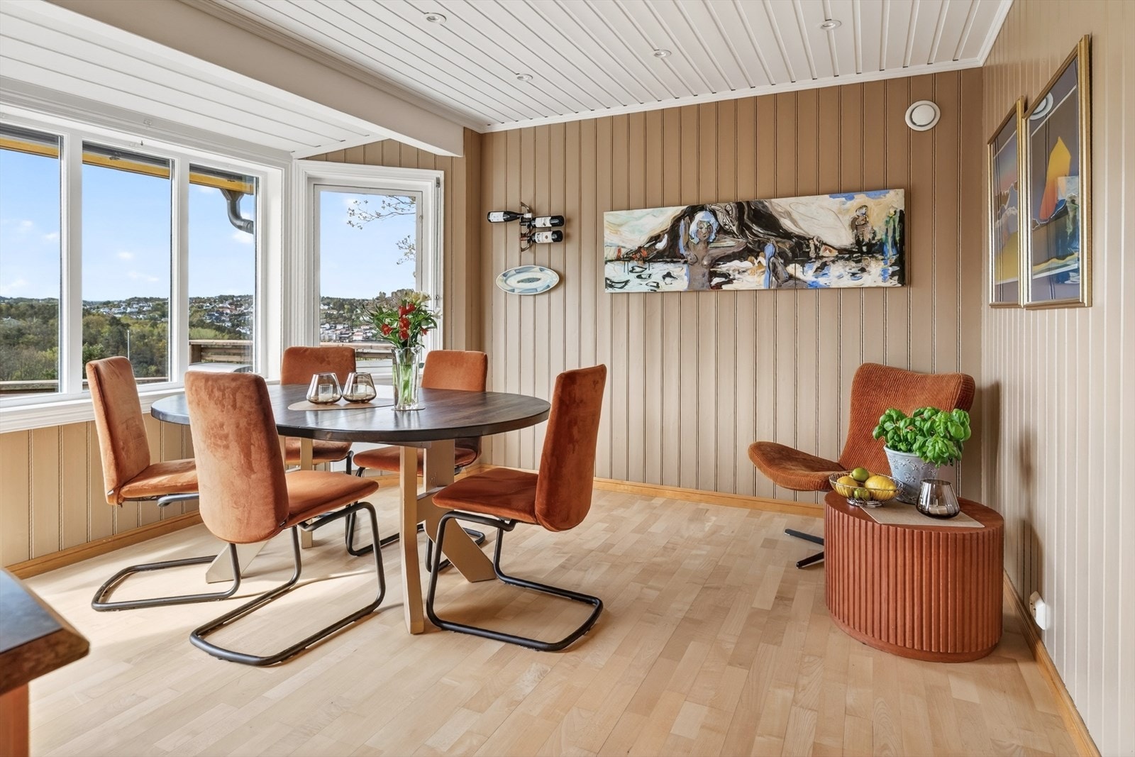 En hyggelig spiseplass ved vinduet gir rom for frokost med utsikt. Galleribilde