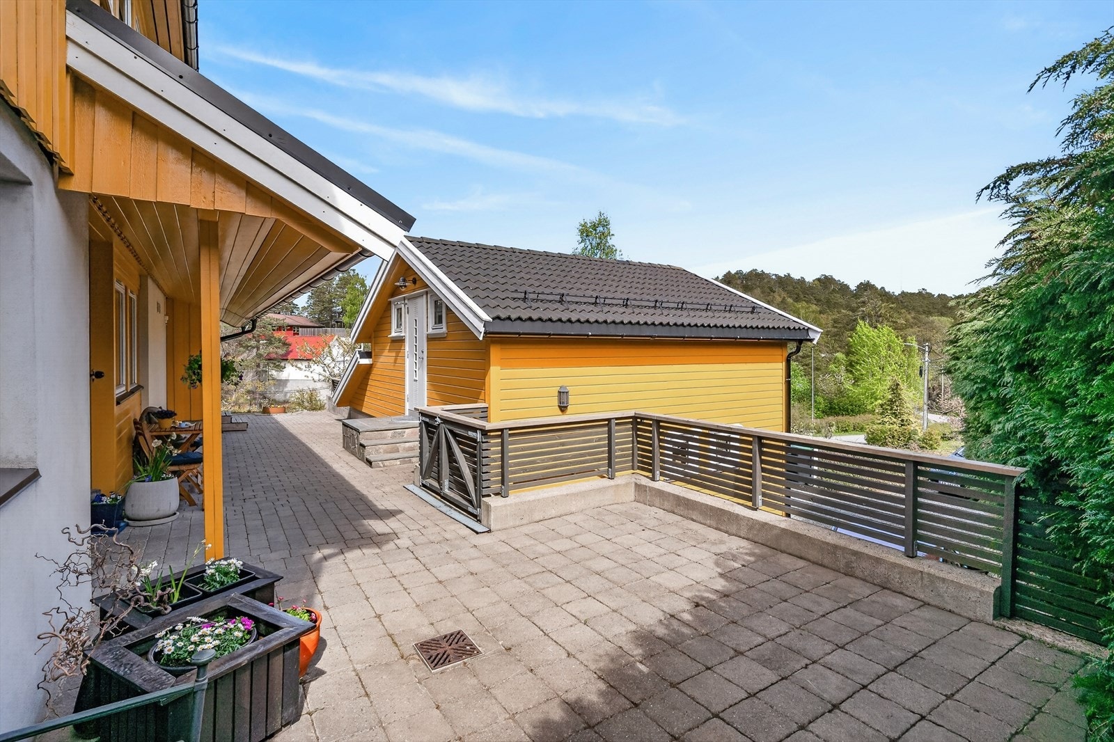 Belegningsstein fører fra annekset/garasjen til inngangspartiet. Galleribilde