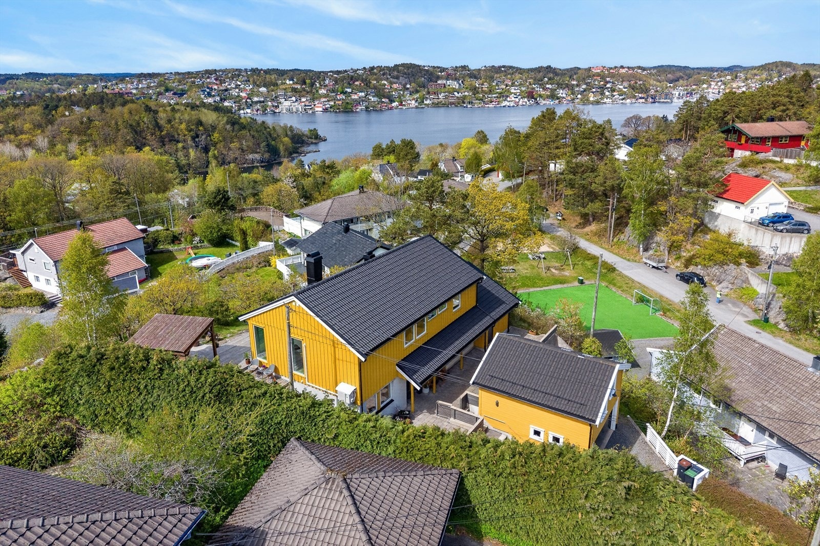Fra boligen er det kort vei til Roligheden skole og Tromøyhallen. Galleribilde