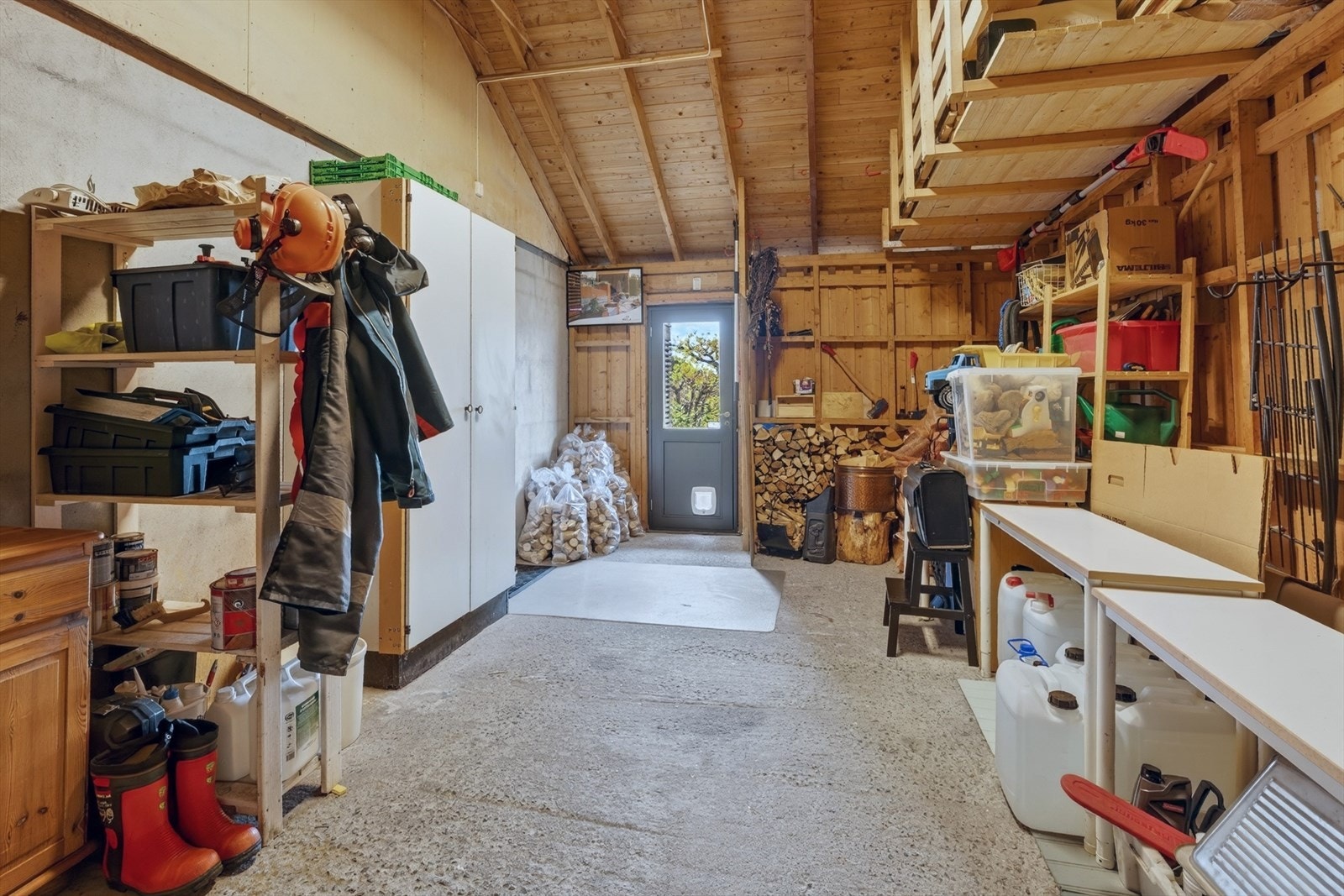 Bildet er fra den gamle garasjen fra 1985, nå er det blitt et stort hobbyrom og rikelig med lagringsplass. Galleribilde