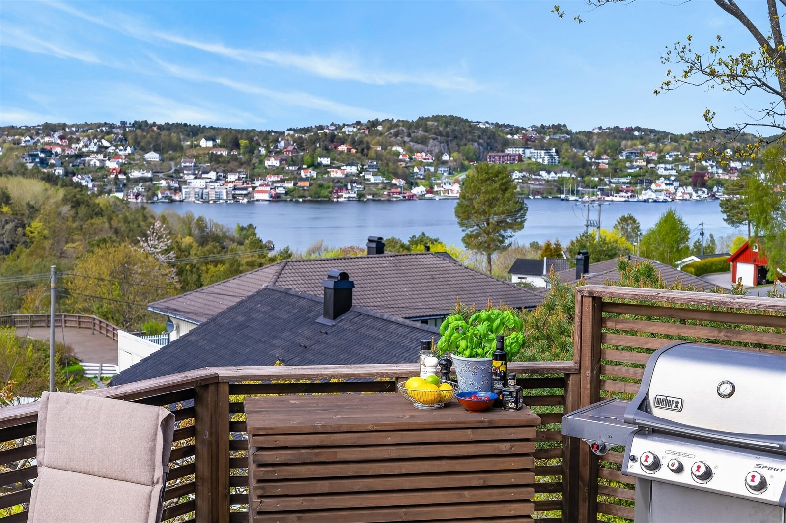 Her får du en nydelig utsikt over Tromøysund og meget gode solforhold i de arkitekttegnede uteområdene. Galleribilde