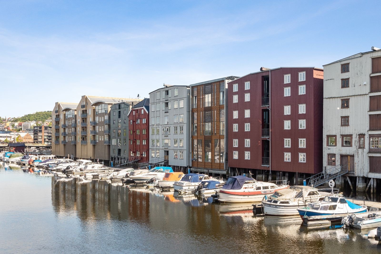 Flott utsikt fra leiligheten. Fasadebilde av bygget Galleribilde