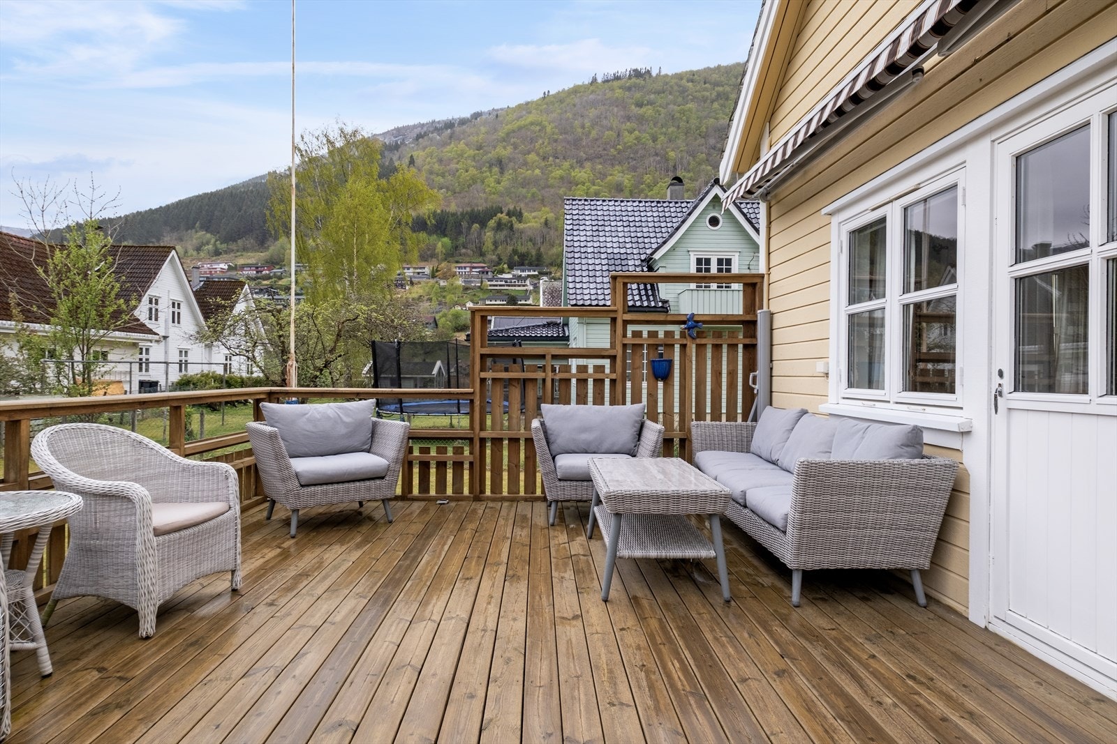 Romsleg veranda der ein kan nyte mange flotte sommarkveldar. Galleribilde