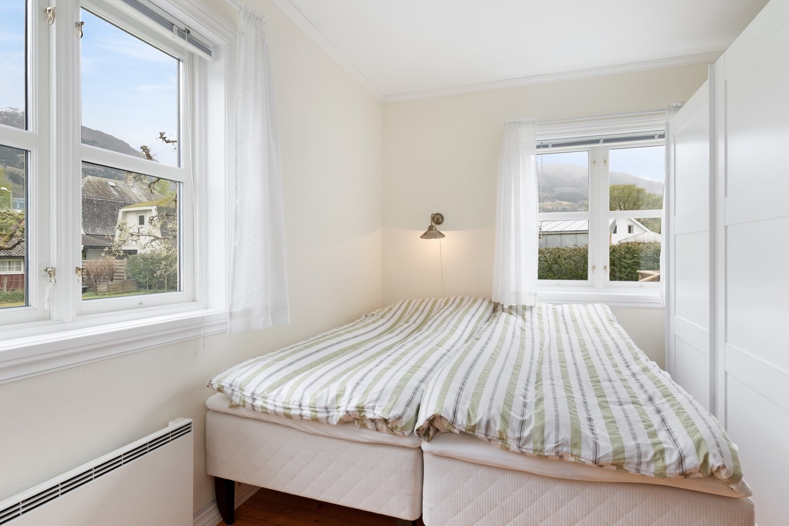 Frå kjøkkenet har ein tilgang til etasjens soverom, med plass til dobbeltseng og garderobeskap. Galleribilde