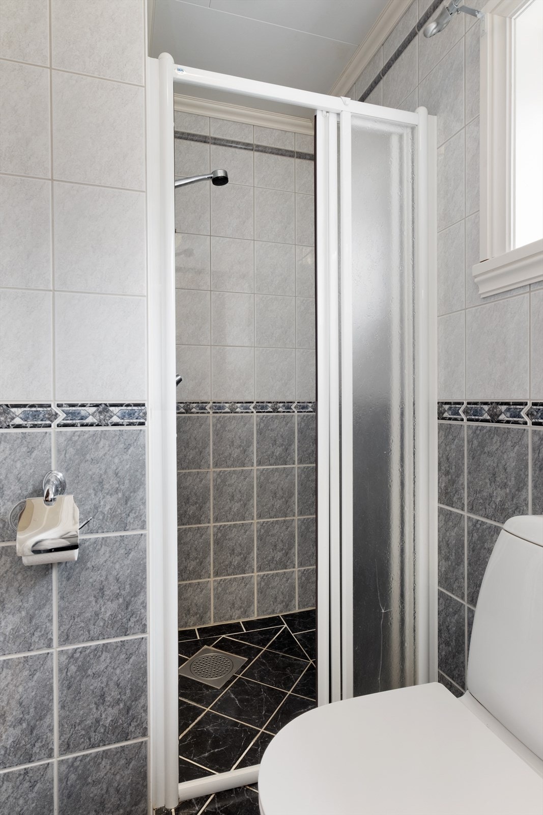 Badet har varmekablar i golv. Galleribilde