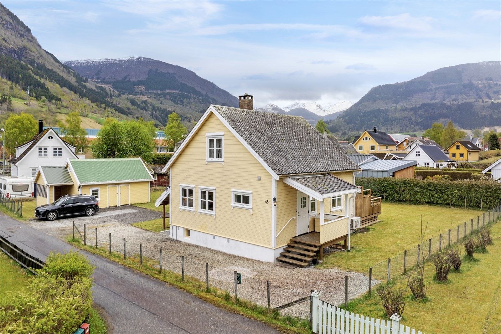 Bustaden ligg flott til i sentrum av Vik. Galleribilde